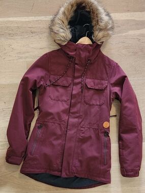 Volcom Stone Women's Ski / Snowboard Jacket Burgundy Faux Fur Hood Size S EUC